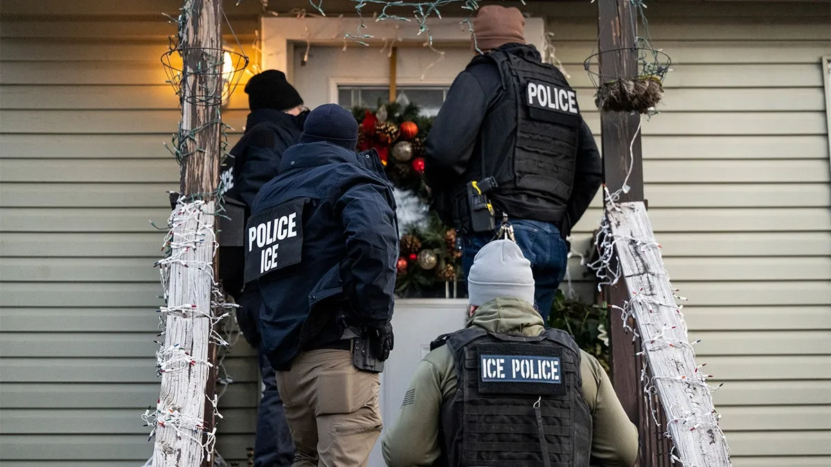 U.S. Immigration and Customs Enforcement knocks on the door of an alleged suspect during an ICE Raid in Chicago Jan. 26, 2025. (Christopher Dilts/Getty Images)