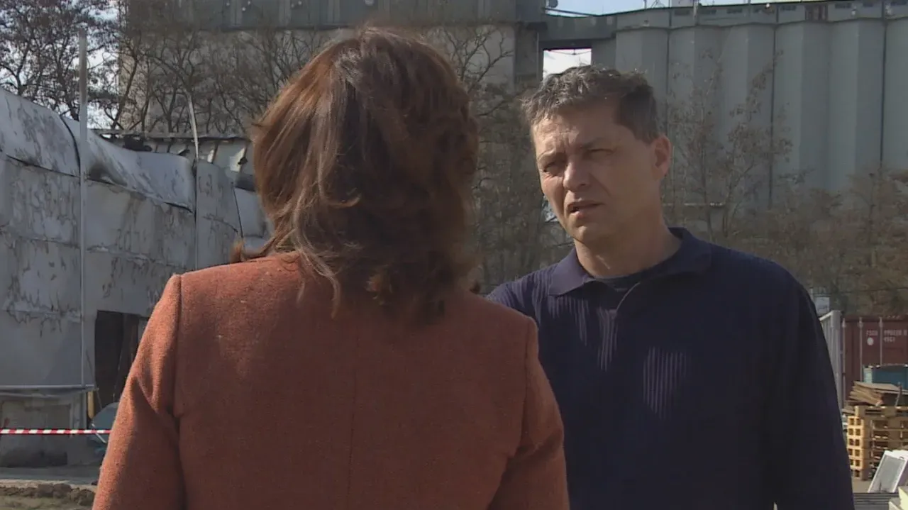 The managing director of the Holding's external relations Martina Tauberová (standing with her back to the camera) in an interview right after the Pardubice incident - image from ČT24